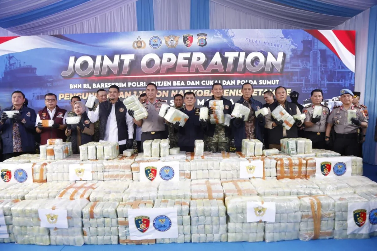 Jajaran Polri, BNN, dan Bea Cukai menunjukkan barang bukti ketamin dalam pengungkapan kasus MT Global 168 di Pelabuhan Belawan, Sumatera Utara, Jumat (23/10/2026).