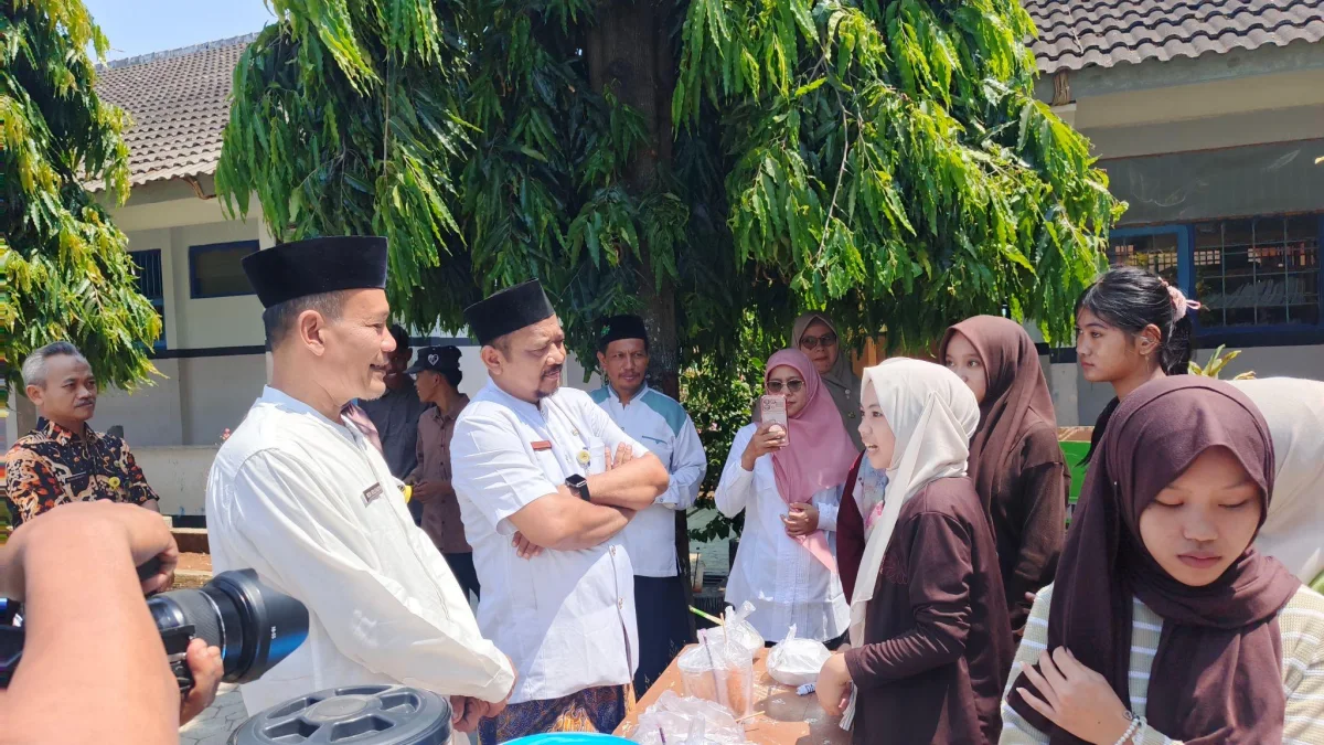 Interaksi dengan siswa pada stan produk dalam rangkaian kegiatan peluncuran.