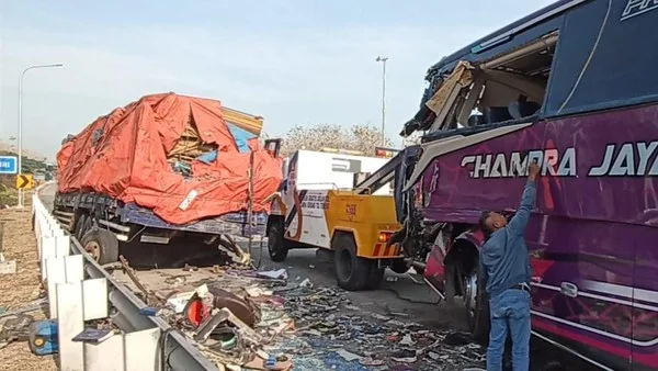 Bus Wisata Rombongan Mojokerto Kecelakaan di Tol Ngawi-Solo, 3 Orang Tewas dan 19 Luka