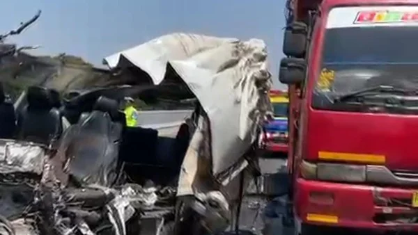 Kecelakaan Hiace Suporter PSS Sleman di Tol Madiun Tewaskan 4 Orang, Polisi Periksa Sopir