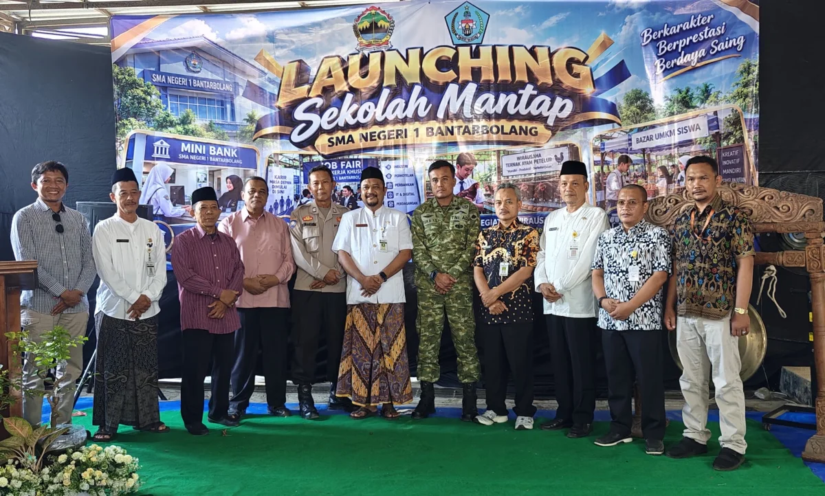 Foto bersama dalam peluncuran Sekolah MANTAP di SMAN 1 Bantarbolang, Kabupaten Pemalang, Jumat (23/10/2026).