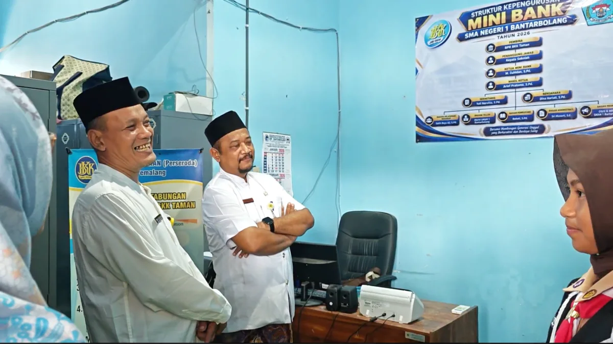 Peninjauan fasilitas mini bank SMAN 1 Bantarbolang.