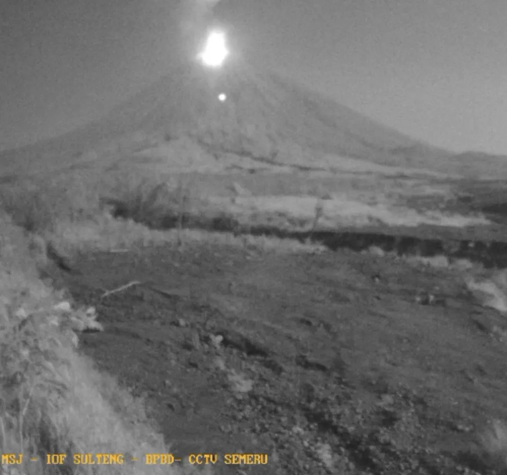 CCTV Rekam Erupsi Semeru, Suara Dentuman Terdengar dari Arah Kawah